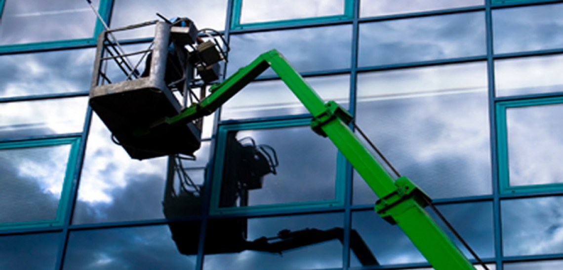 Pulizia palazzi vetro Pavia